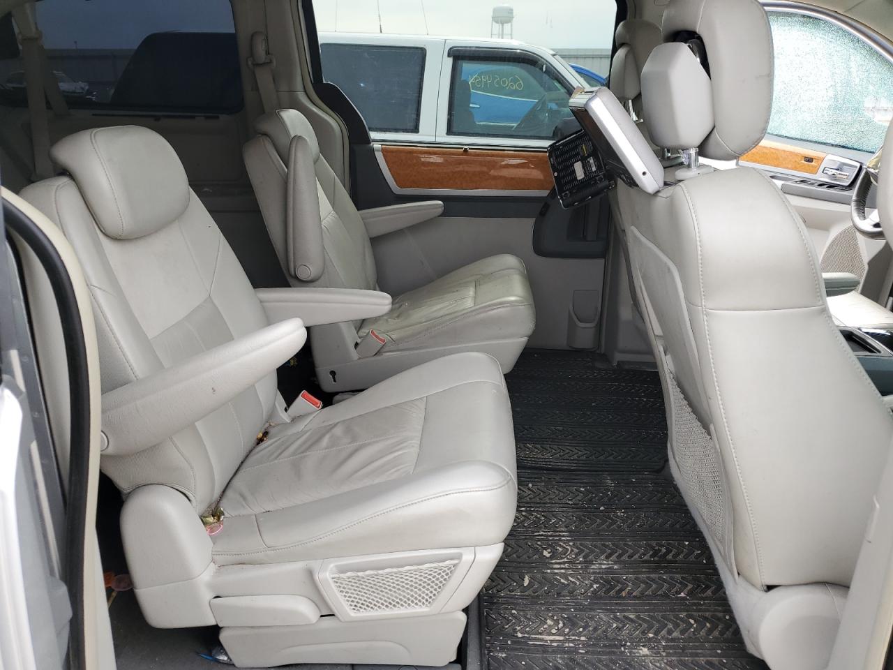 2010 Chrysler Town & Country Limited VIN: 2A4RR7DX8AR451613 Lot: 62293924