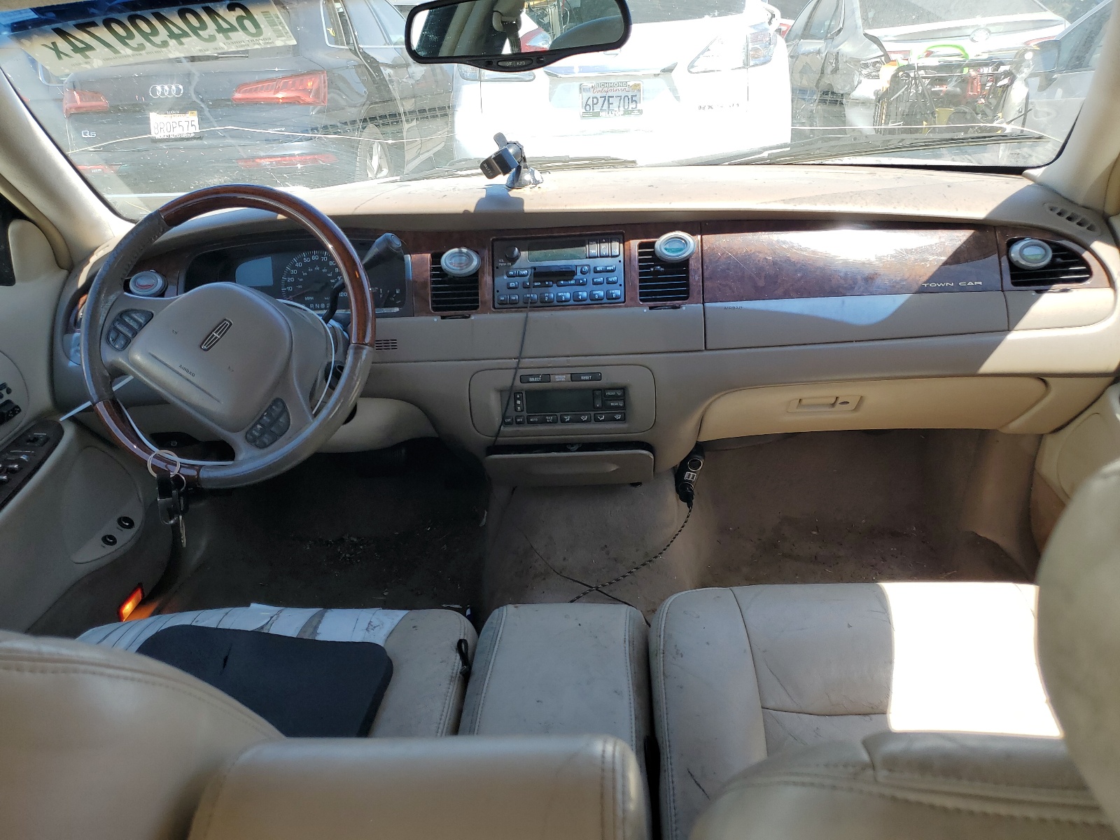 1LNHM82W01Y703541 2001 Lincoln Town Car Signature