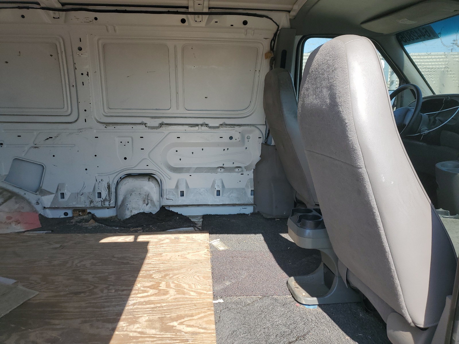 1FTRE14W5XHB81864 1999 Ford Econoline E150 Van