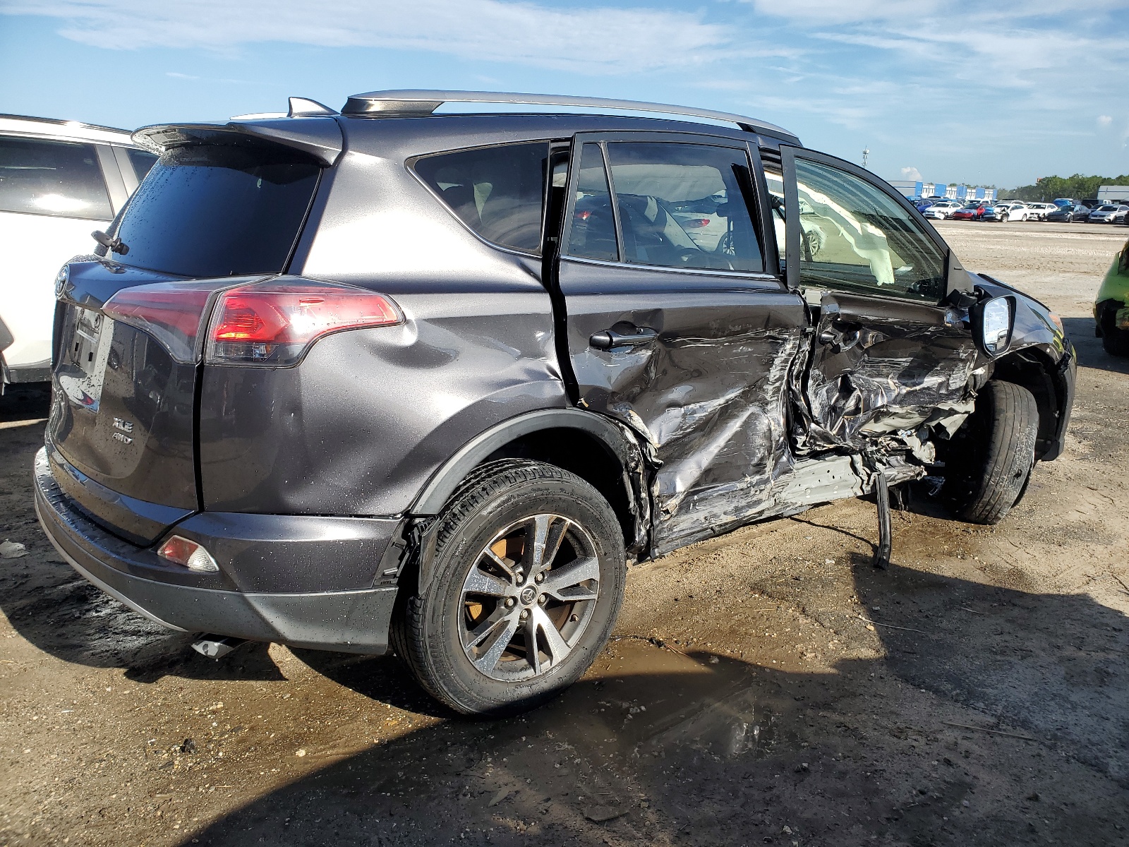 JTMRFREV6HJ702859 2017 Toyota Rav4 Xle