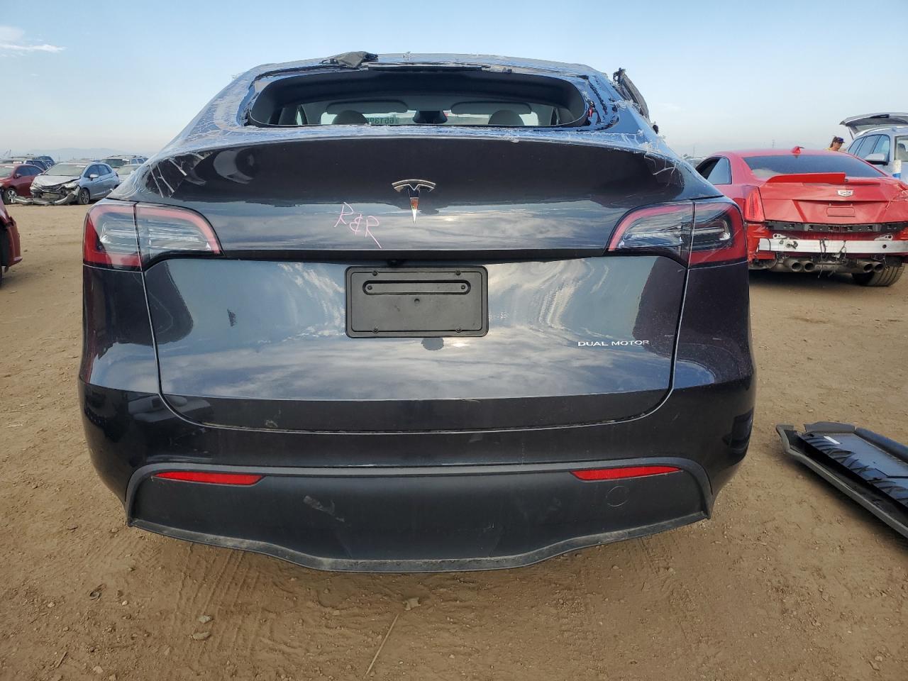 7SAYGAEE5RF027463 2024 Tesla Model Y