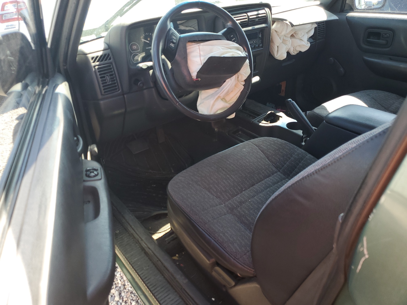 1J4FT27S8YL123831 2000 Jeep Cherokee Se