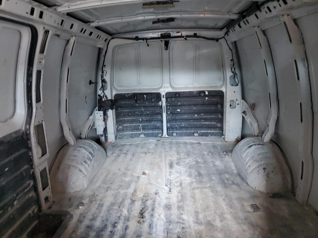 2018 Chevrolet Express G2500 VIN: 1GCWGAFP8J1184261 Lot: 64360474