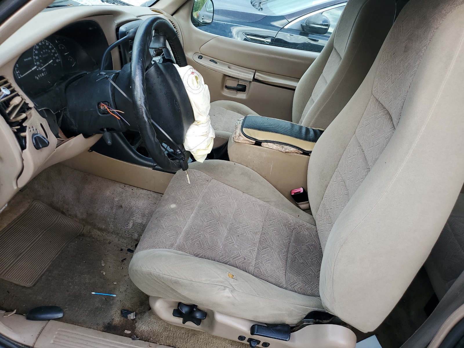 1FMYU60E7YUA49394 2000 Ford Explorer Sport