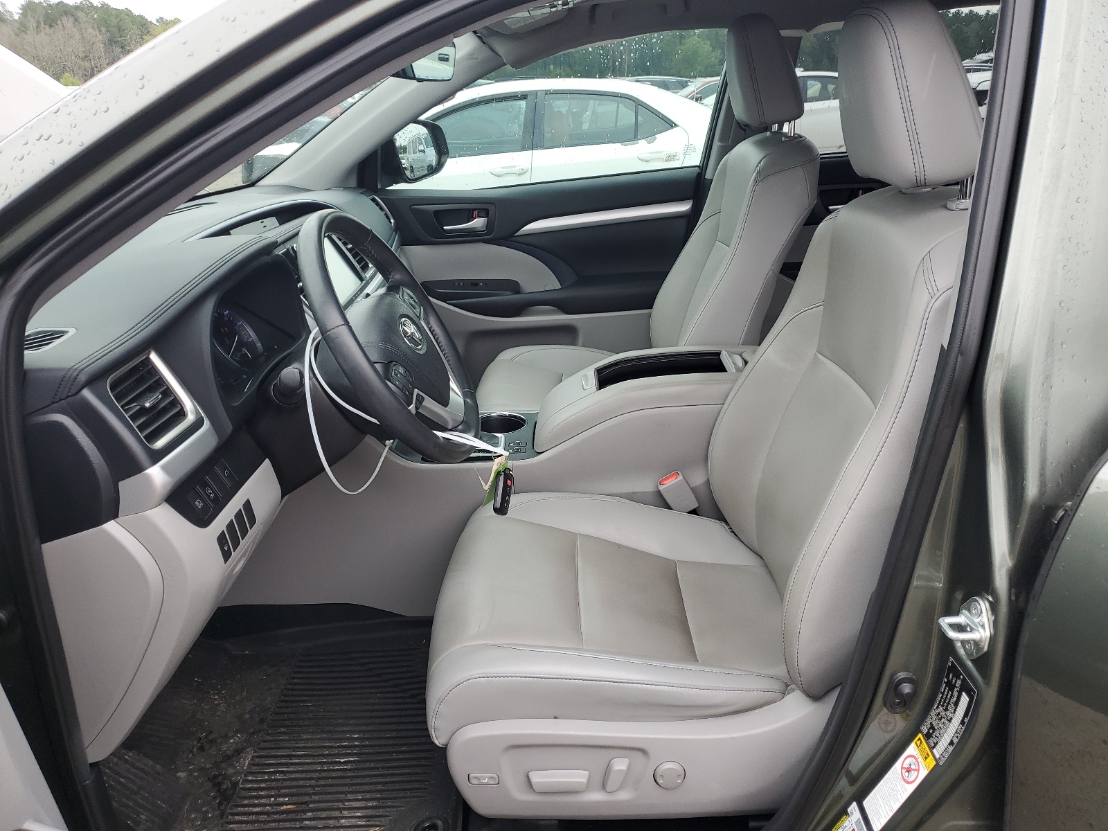 5TDKZRFH3KS332692 2019 Toyota Highlander Se