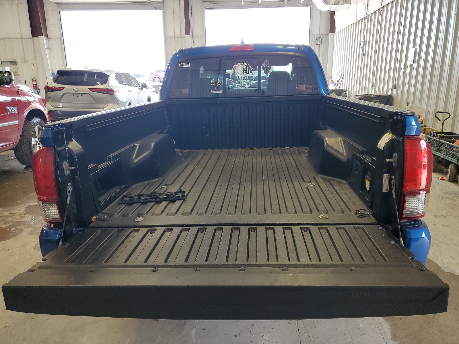 2018 Toyota Tacoma Access Cab vin: 5TFSZ5AN6JX143999