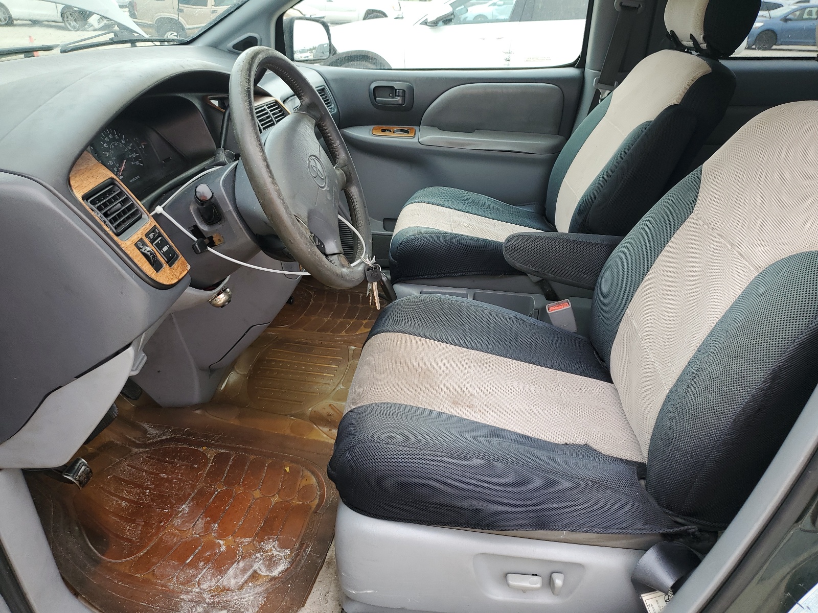 4T3ZF13C3YU277329 2000 Toyota Sienna Le