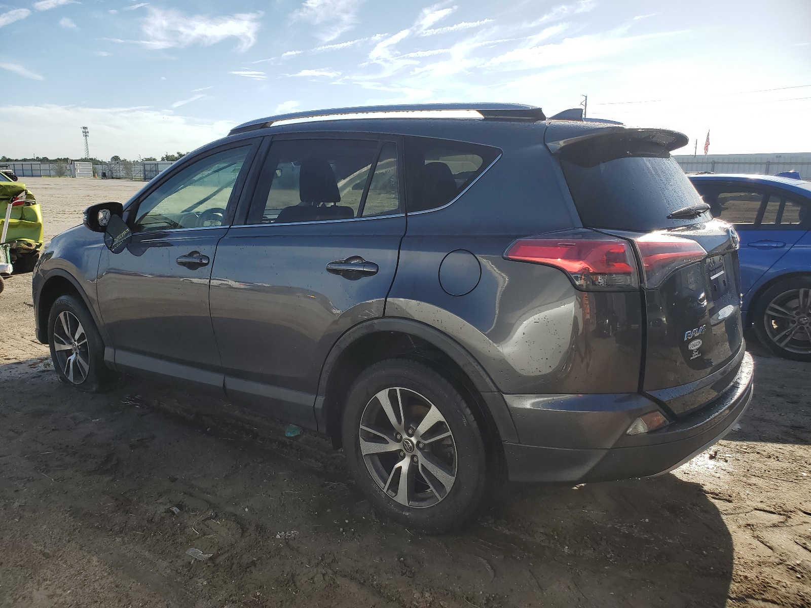 JTMRFREV6HJ702859 2017 Toyota Rav4 Xle