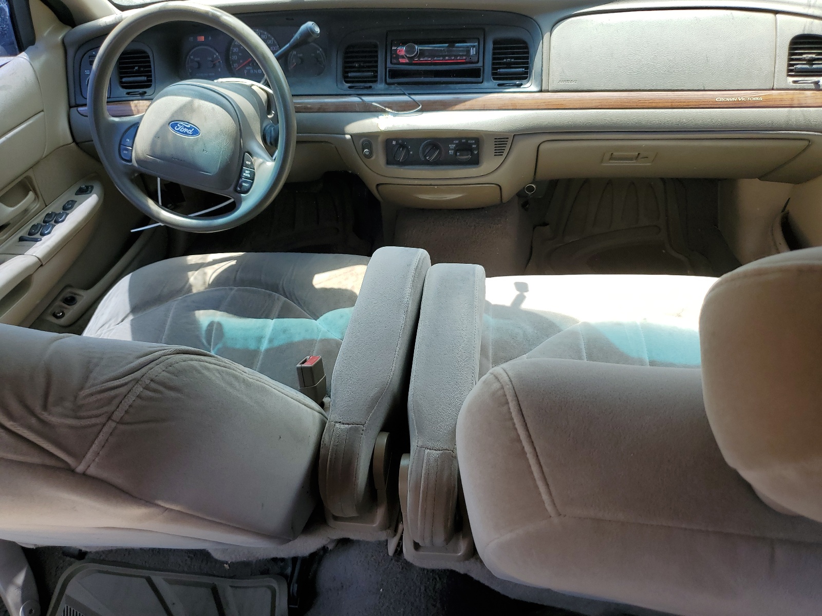 2FAFP73W21X131390 2001 Ford Crown Victoria