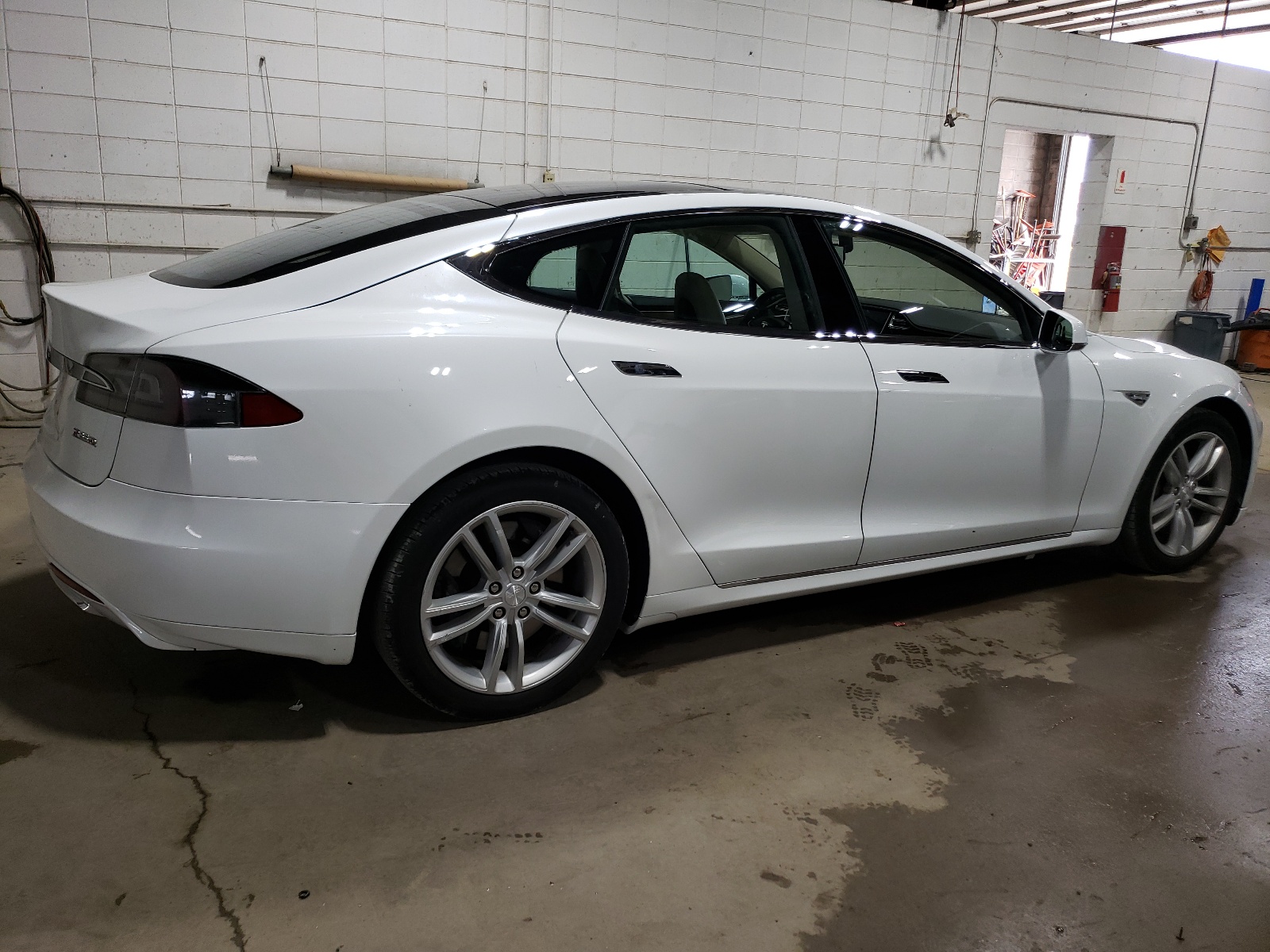 2014 Tesla Model S vin: 5YJSA1S16EFP38041