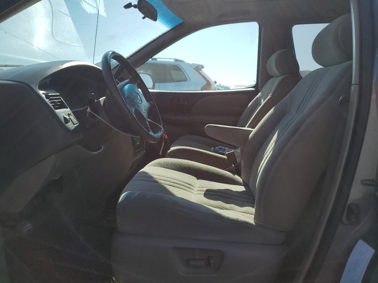 2000 Toyota Sienna Le VIN: 4T3ZF13C8YU243449 Lot: 64716004