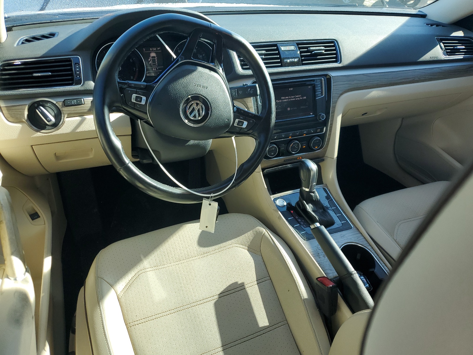 1VWBA7A37JC010531 2018 Volkswagen Passat Se