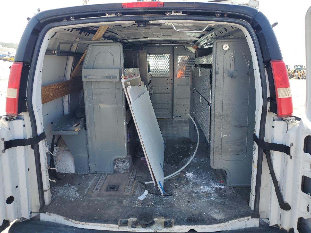 2014 Chevrolet Express - Image 10