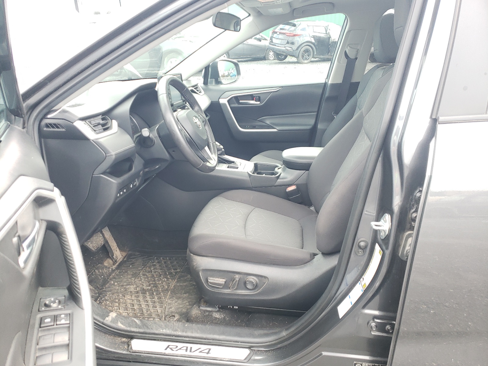 2T3R1RFV9MC238718 2021 Toyota Rav4 Xle