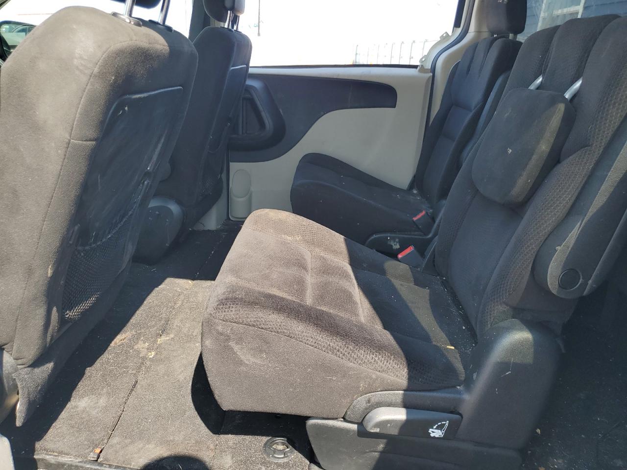 2015 Dodge Caravan - Image 11