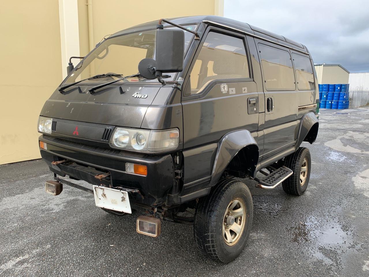 P24W0201279 1992 Mitsubishi Delica