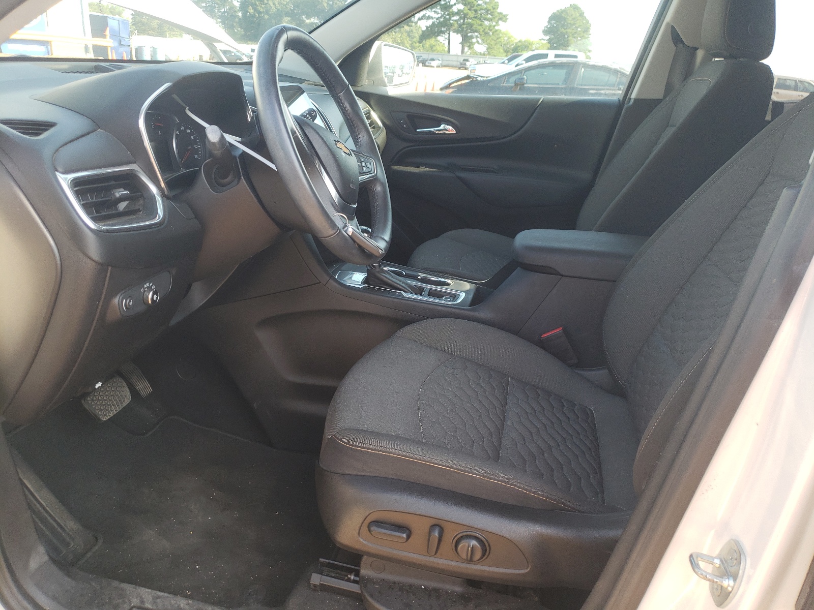 2GNAXJEV4J6112858 2018 Chevrolet Equinox Lt