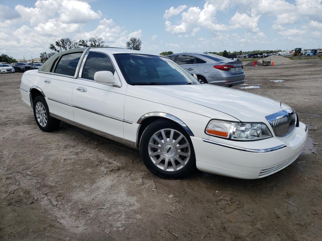 2007 Lincoln Town Car Signature VIN: 1LNHM81V57Y608555 Lot: 63311474