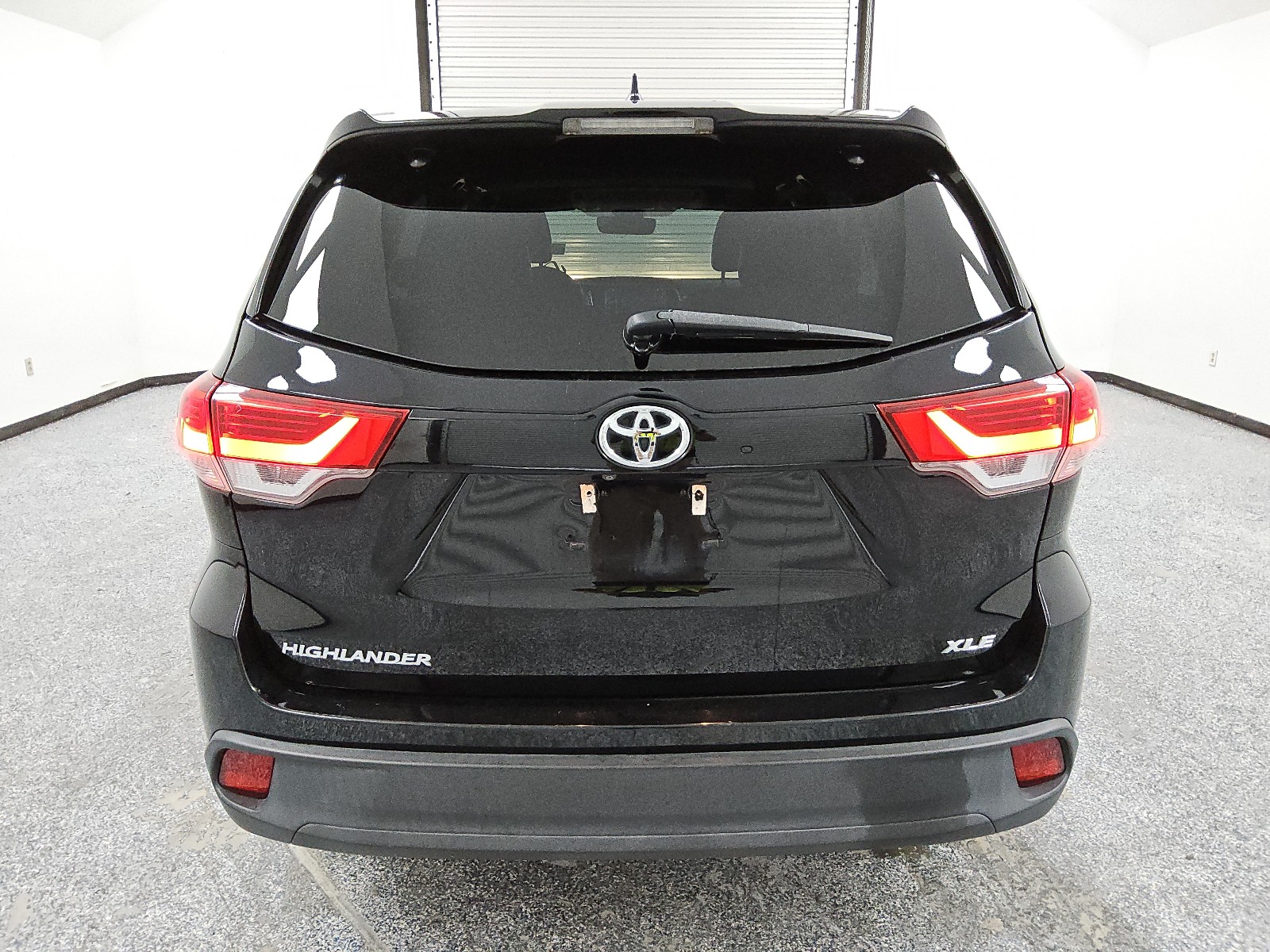 5TDKZRFH4HS513261 2017 Toyota Highlander Se