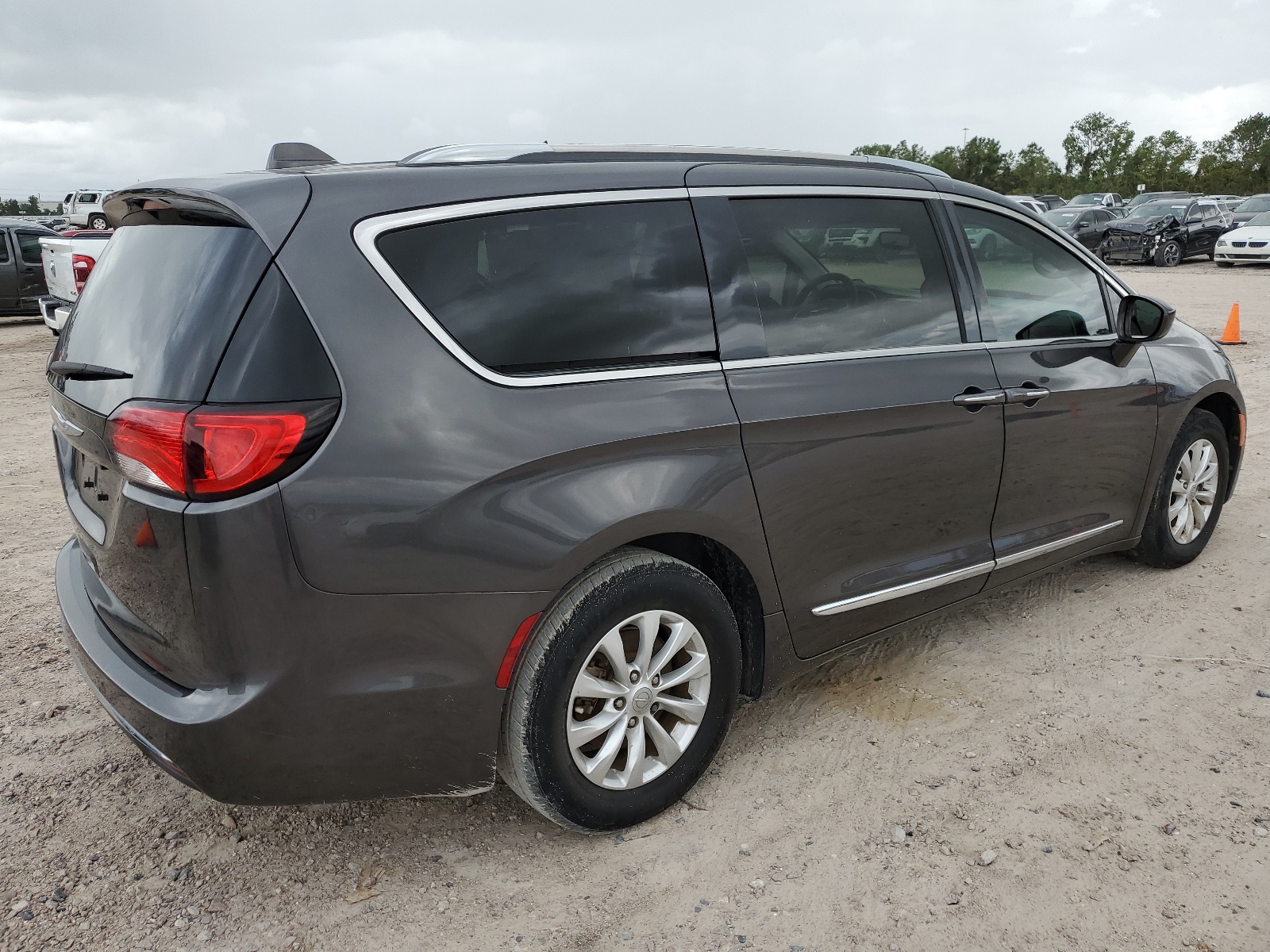 2019 Chrysler Pacifica Touring L vin: 2C4RC1BG4KR665829