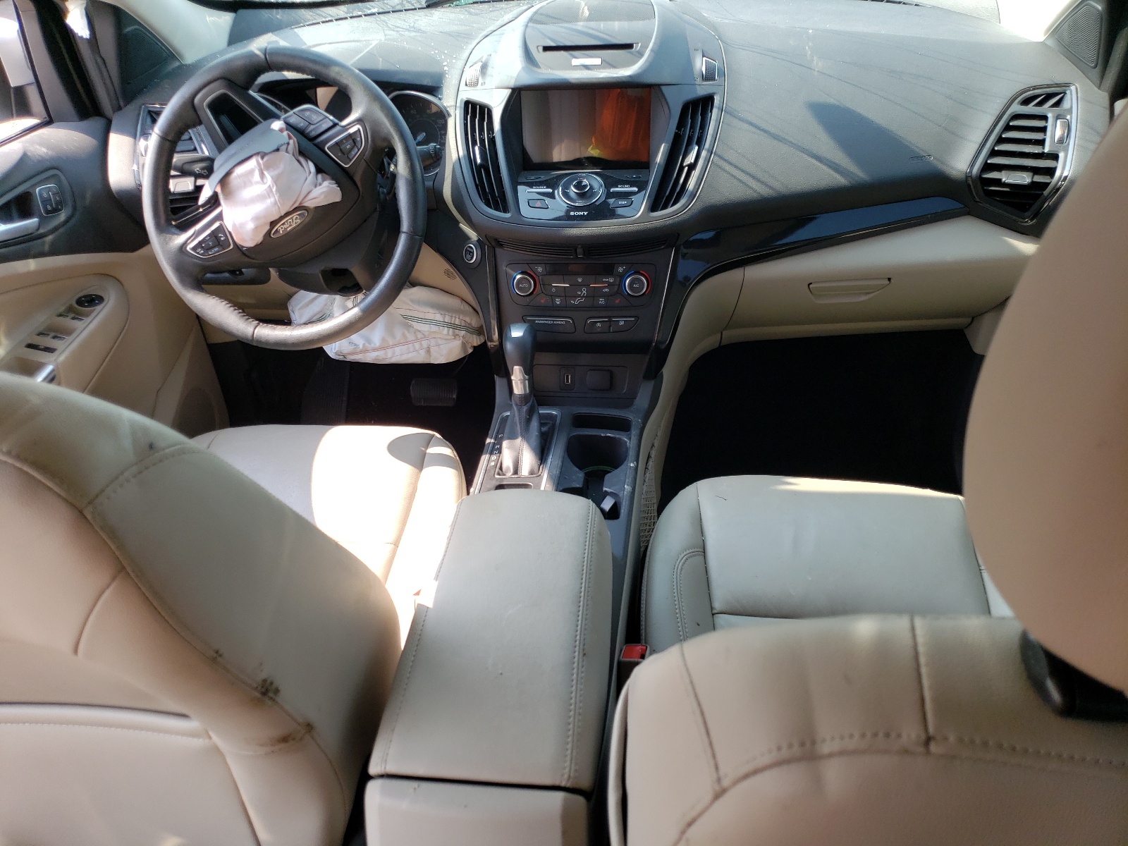 1FMCU9J97HUD60353 2017 Ford Escape Titanium