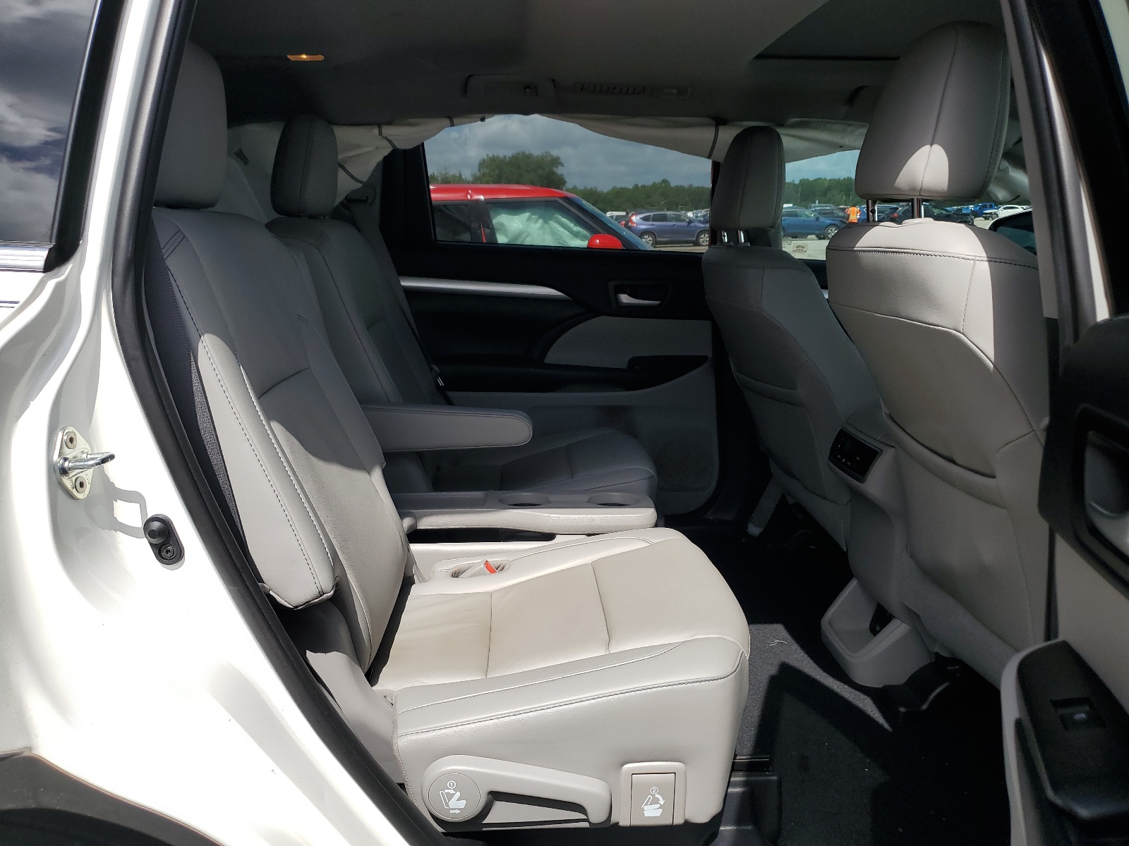 5TDKZRFH2KS338659 2019 Toyota Highlander Se