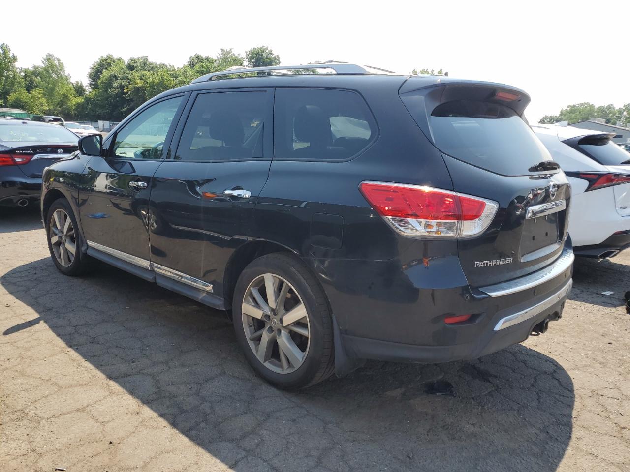 2016 Nissan Pathfinder - Image 2
