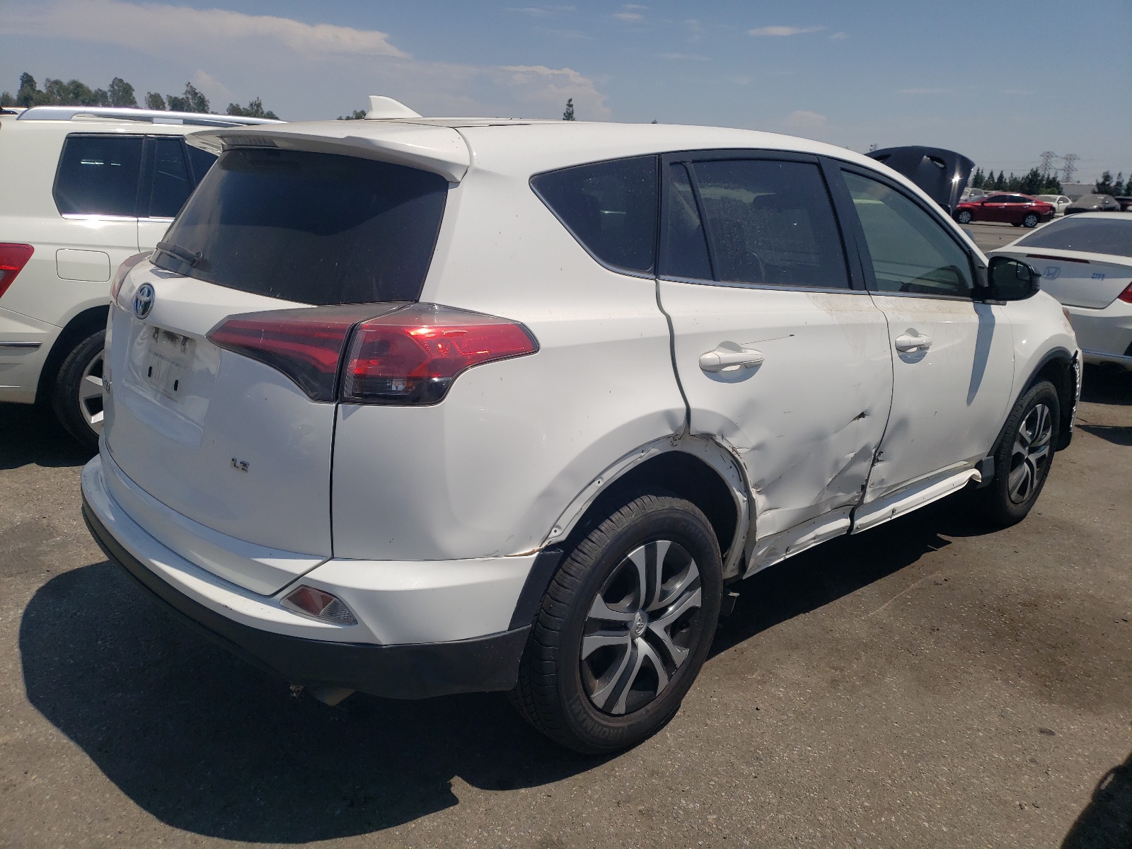 2018 Toyota Rav4 Le vin: JTMZFREV1JJ750792