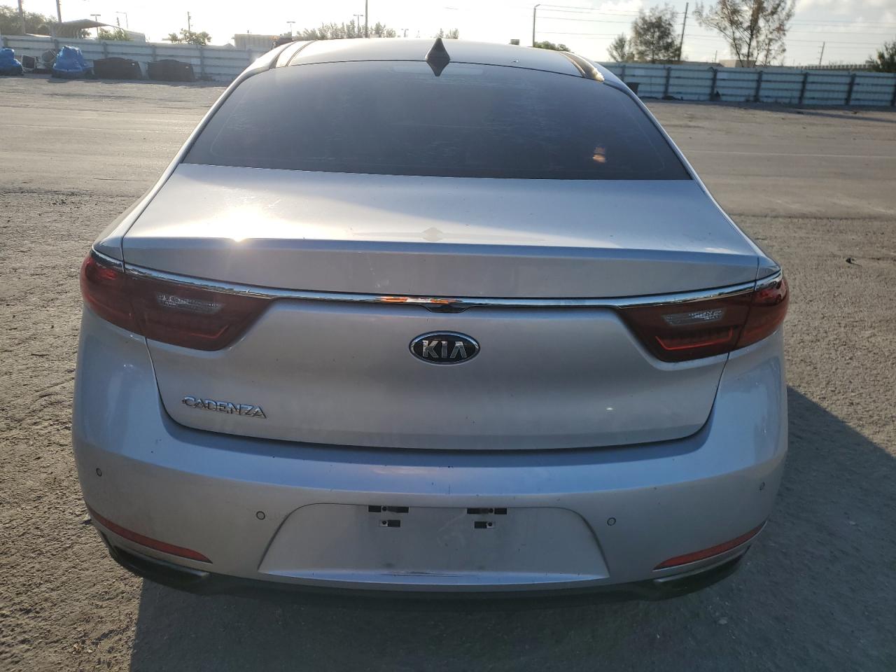 2017 Kia Cadenza Premium VIN: KNALC4J10H5077613 Lot: 61481734