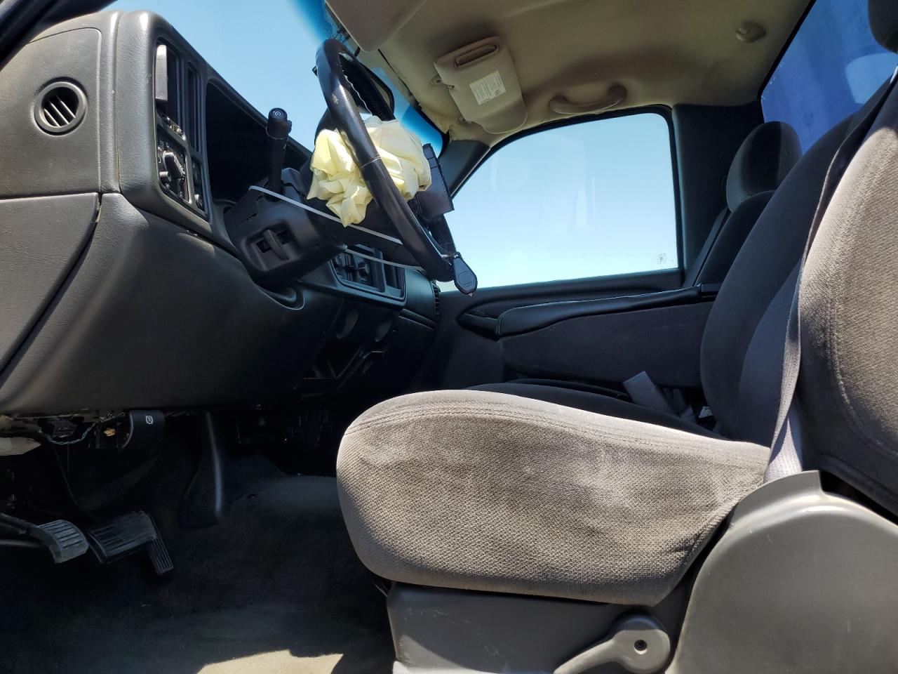 2005 GMC New Sierra C1500 VIN: 1GTEC14X75Z241793 Lot: 64878674