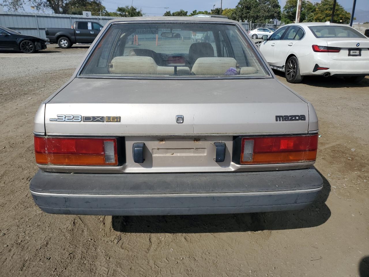 1987 Mazda 323 VIN: JM1BF2224H0557992 Lot: 63936874