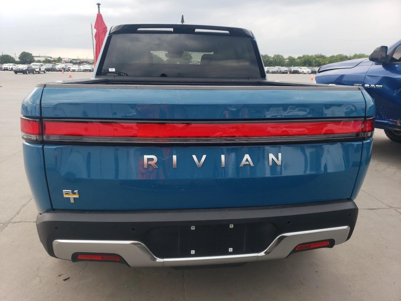 7FCTGAAA8PN017335 2023 Rivian R1T Adventure