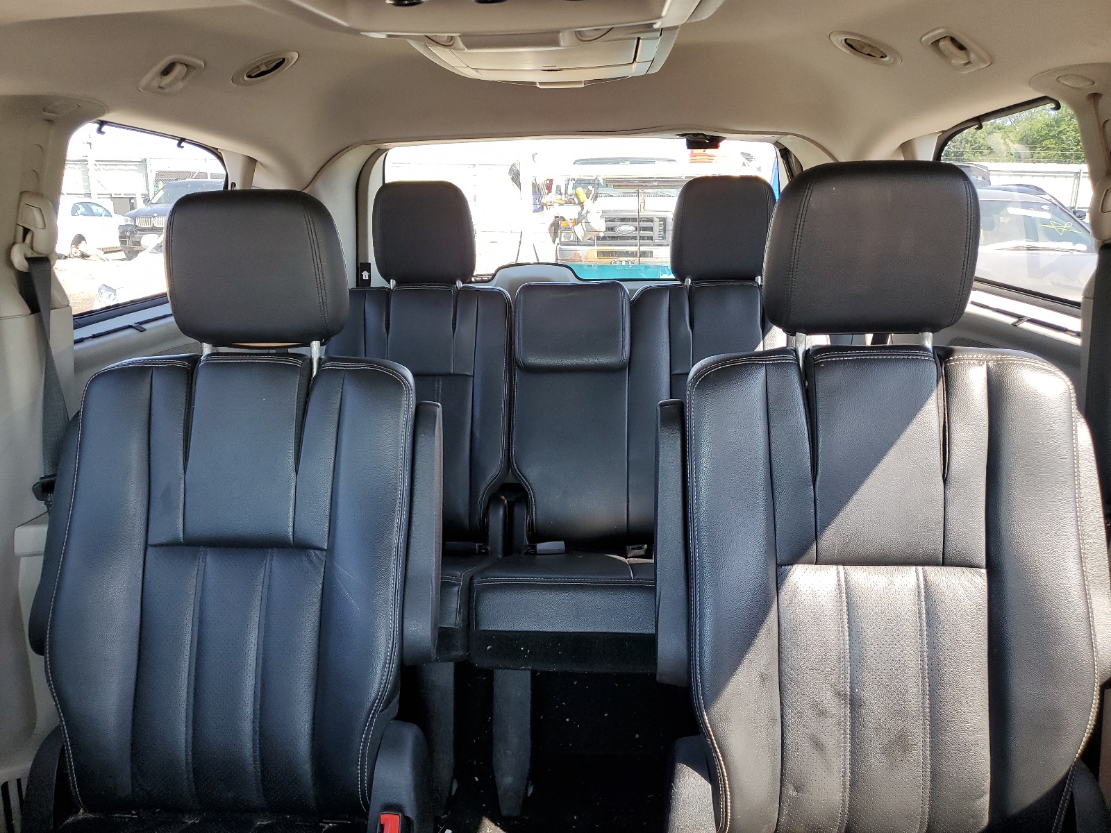 2A4RR8DG0BR656110 2011 Chrysler Town & Country Touring L