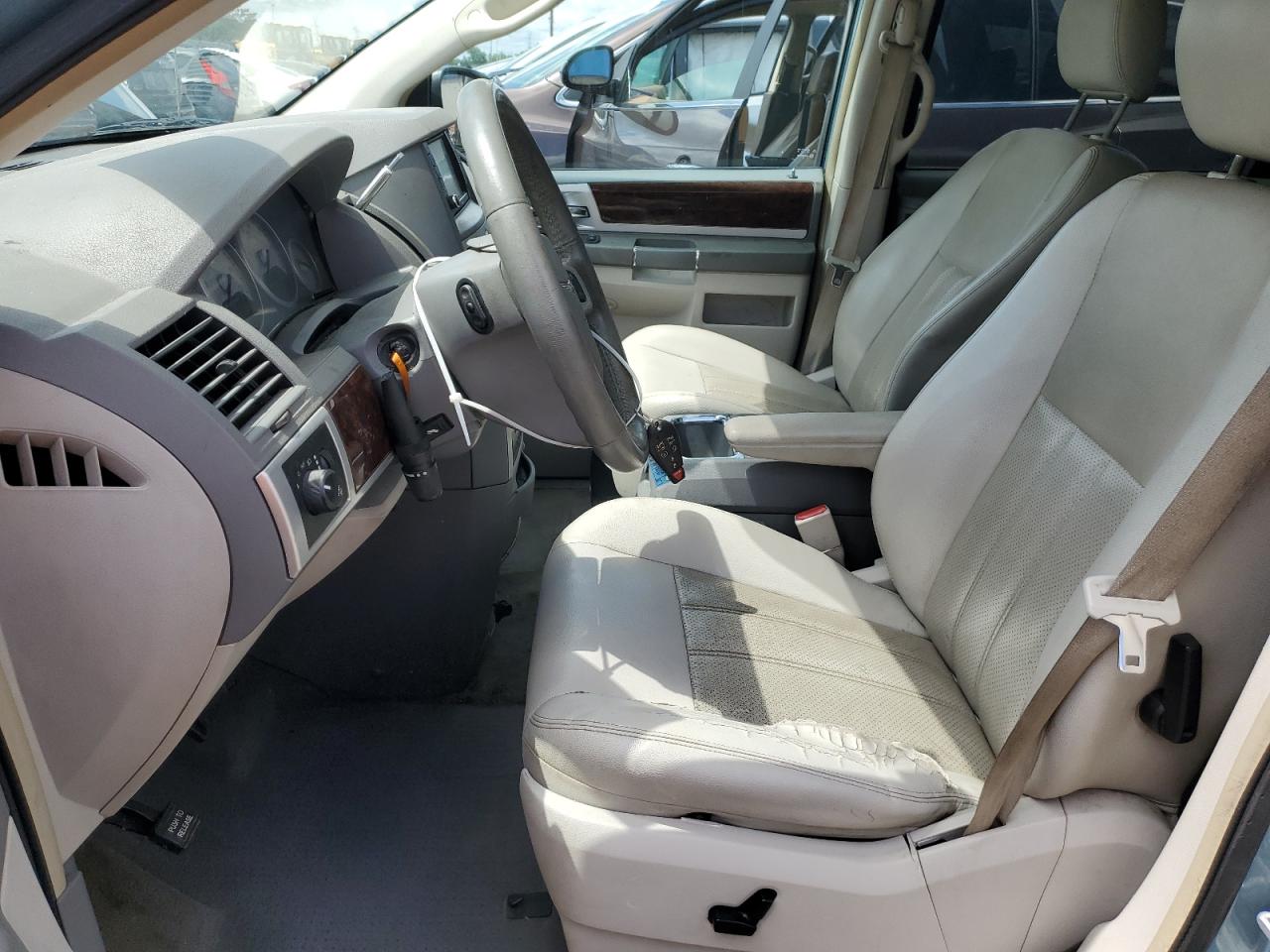 2009 Chrysler Town & Country Touring VIN: 2A8HR54139R640045 Lot: 63233344