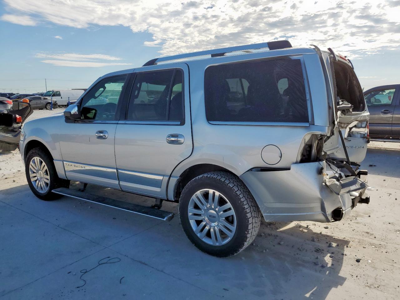 5lmjj2h57del04375 5LMJJ2H57DEL04375 2013 Lincoln Navigator