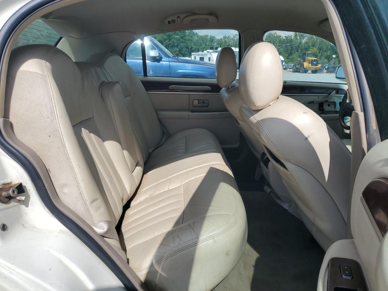 2004 Lincoln Town Car Executive VIN: 1LNHM81W04Y660213 Lot: 63283005