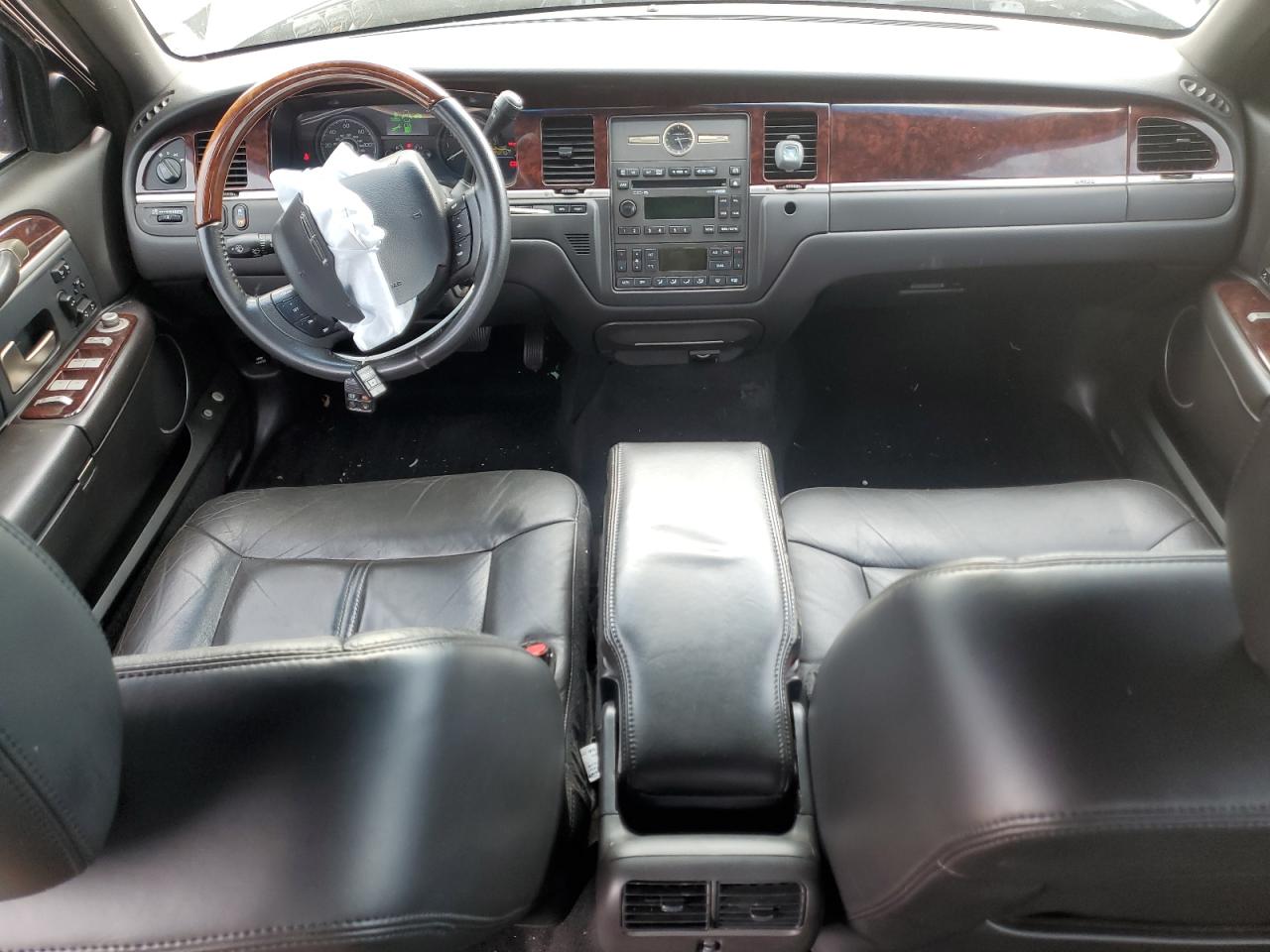 2010 Lincoln Town Car Signature Limited VIN: 2LNBL8CV6AX753097 Lot: 66018925