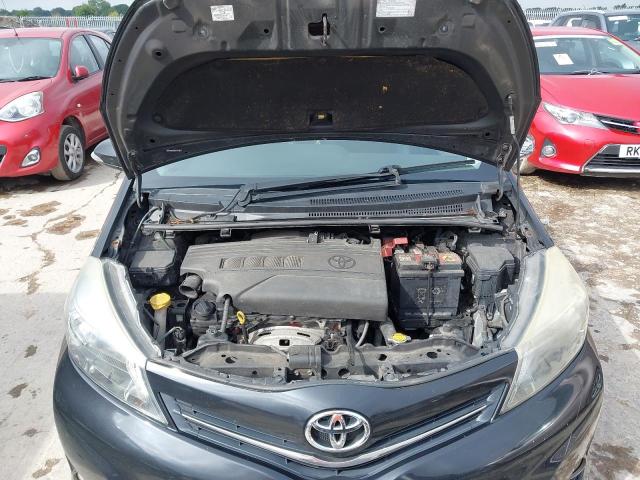 2011 TOYOTA YARIS SR V