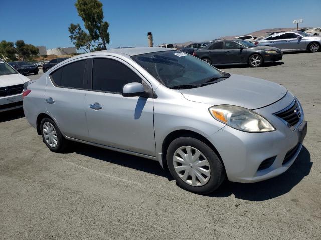 Седани NISSAN VERSA 2013 Сріблястий