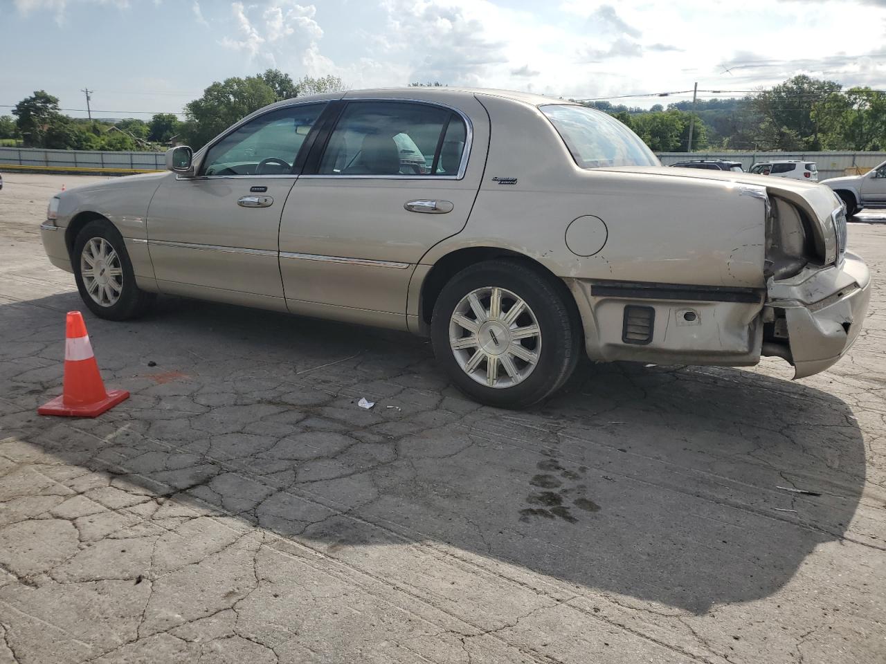2009 Lincoln Town Car Signature Limited gold sedan flexible 2LNHM82V49X635599 photo #3