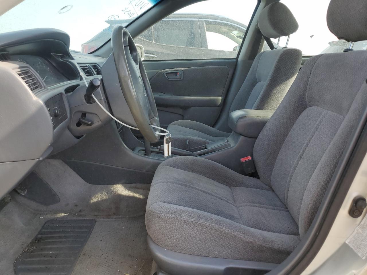 2000 Toyota Camry Ce VIN: JT2BG22K8Y0421726 Lot: 64984695