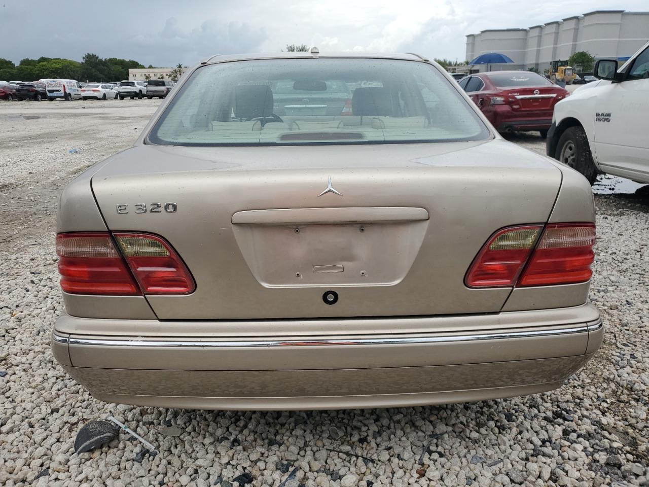 2000 Mercedes-Benz E 320 4Matic VIN: WDBJF82J3YX038167 Lot: 62429355