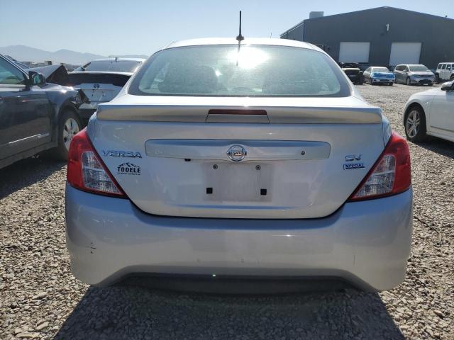 NISSAN VERSA 2018 Szary