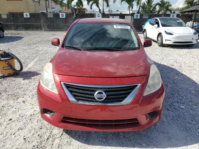 Sedans NISSAN VERSA 2013 Czerwony