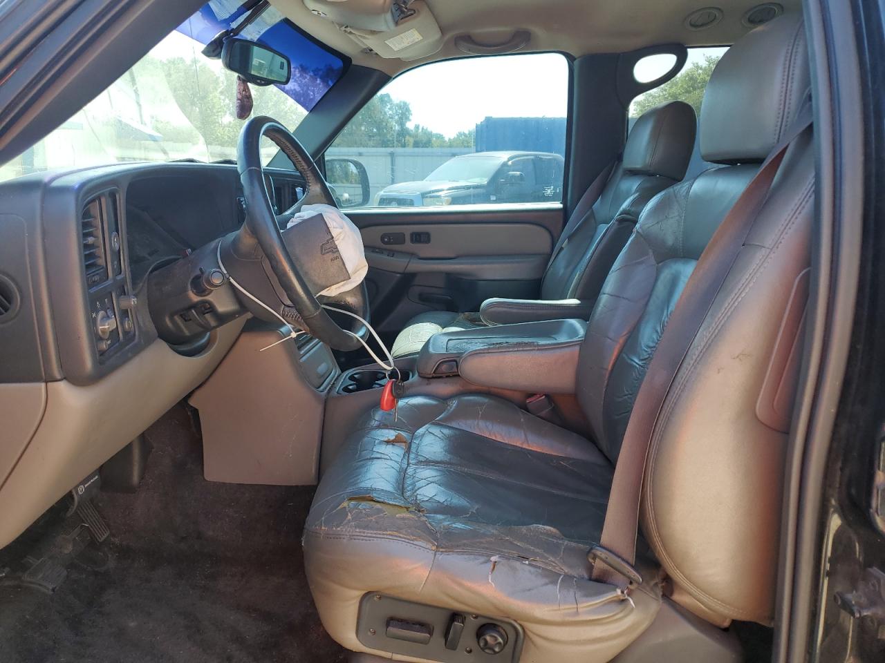 2002 Chevrolet Tahoe C1500 VIN: 1GNEC13ZX2R266452 Lot: 64647615