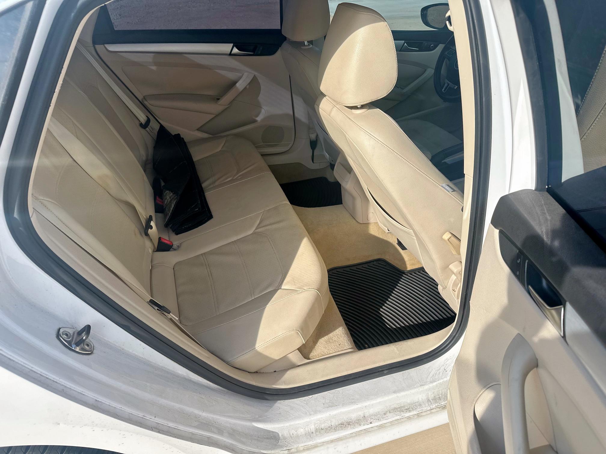 Седаны VOLKSWAGEN PASSAT 2012 Белы