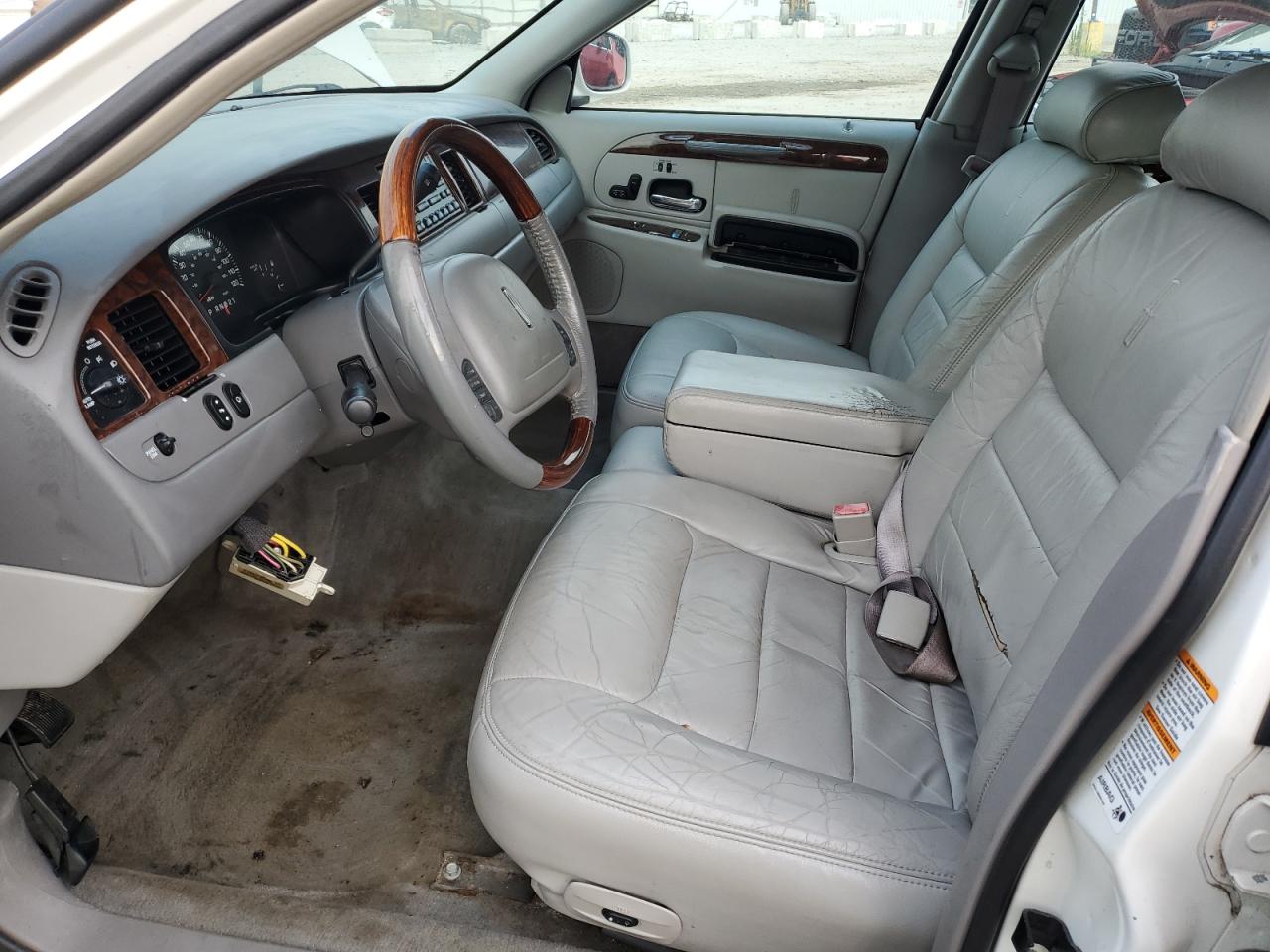 2001 Lincoln Town Car Signature VIN: 1LNHM82W61Y633561 Lot: 62776305