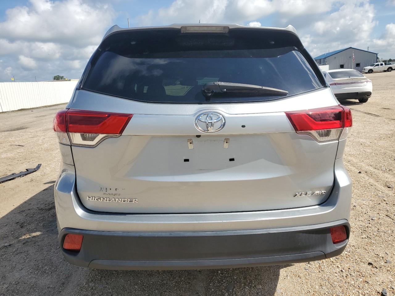 2018 Toyota Highlander Se VIN: 5TDJZRFHXJS889139 Lot: 64254145