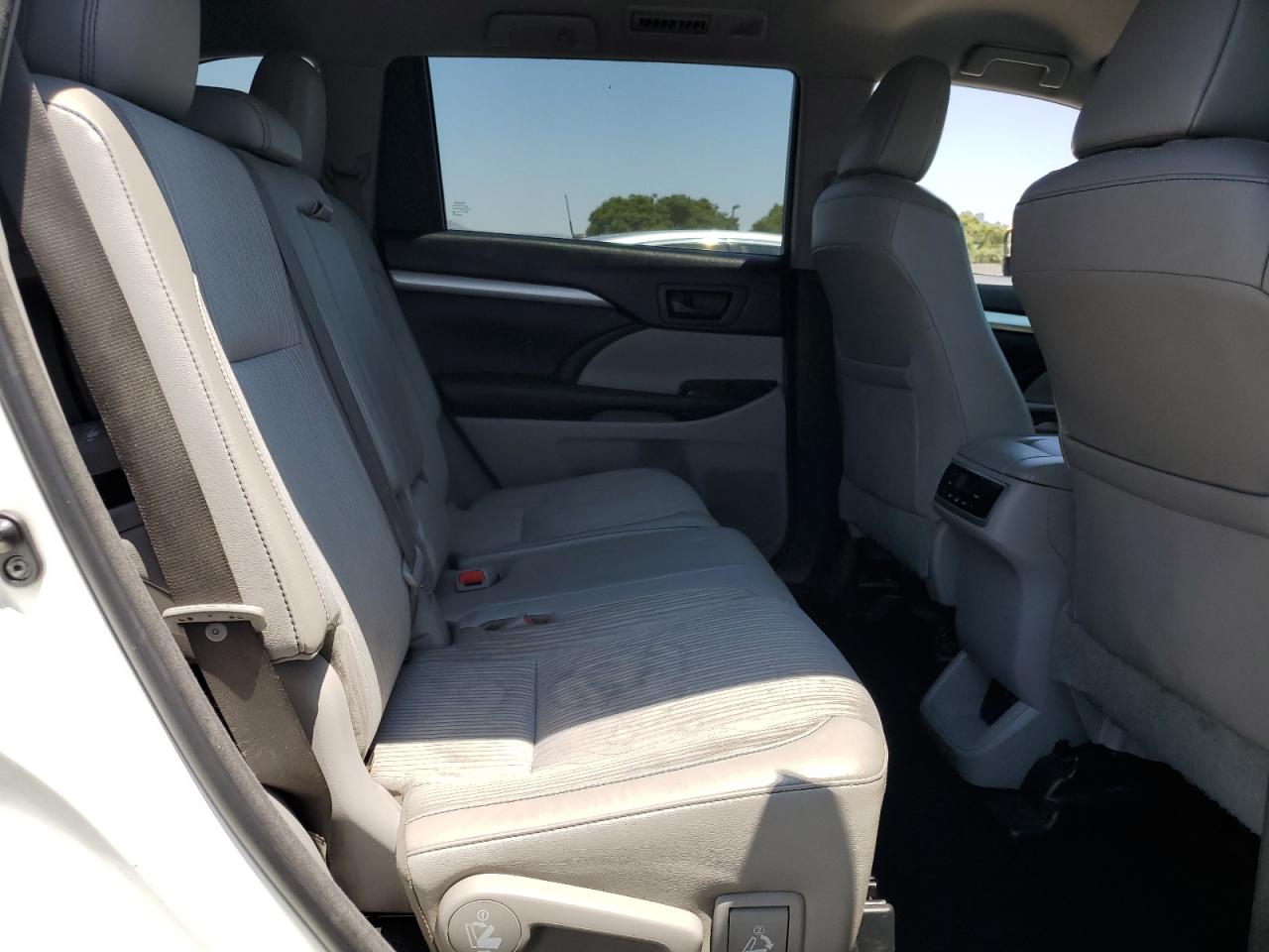 2018 Toyota Highlander Le VIN: 5TDBZRFH2JS861064 Lot: 65033125