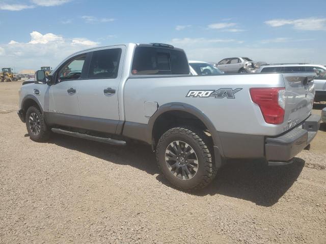  NISSAN TITAN 2018 Srebrny